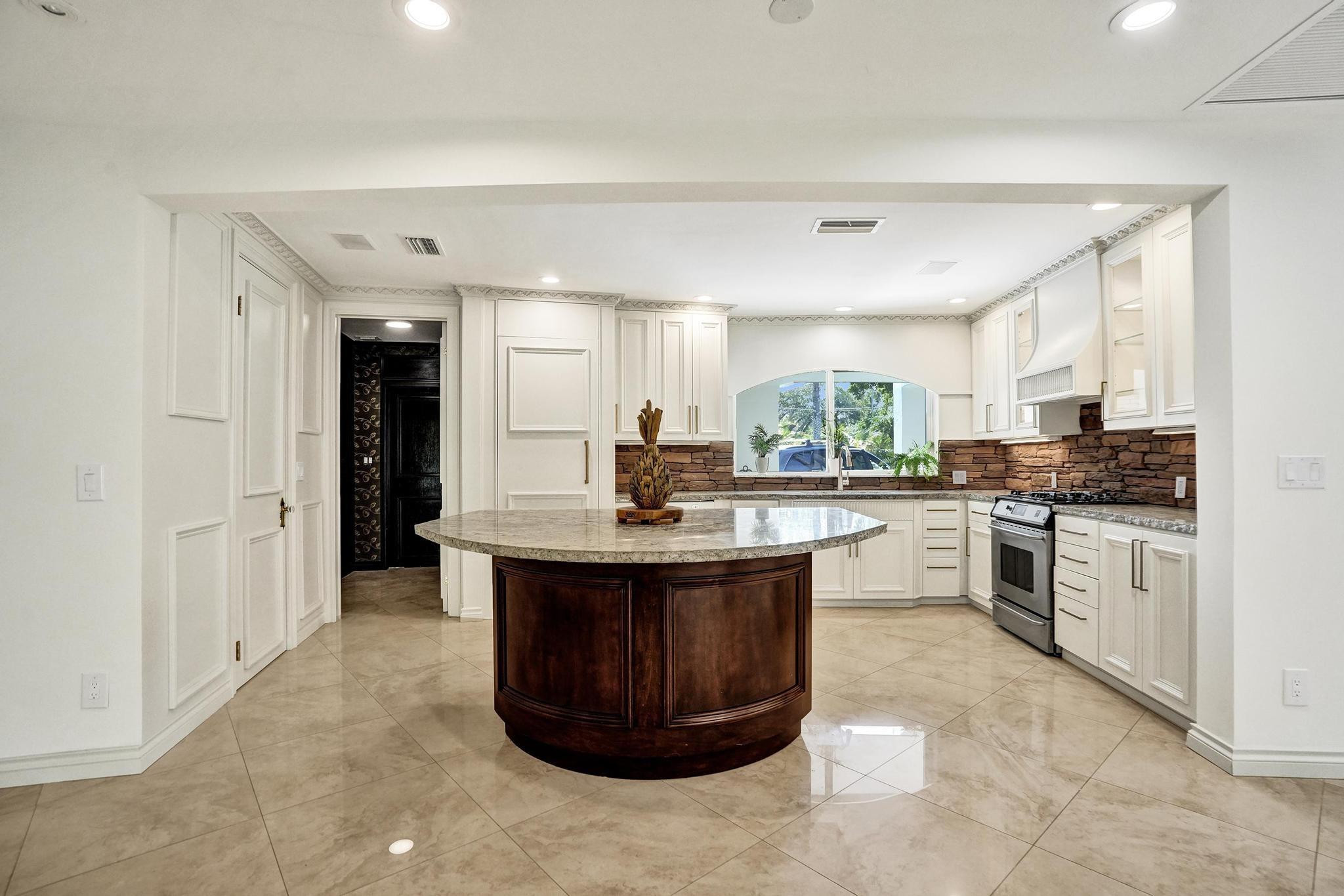 2425 Middle Riv Fort Lauderdale, FL 33305