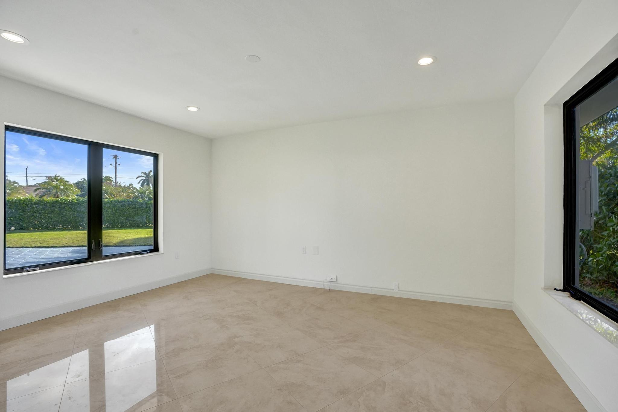 2425 Middle Riv Fort Lauderdale, FL 33305