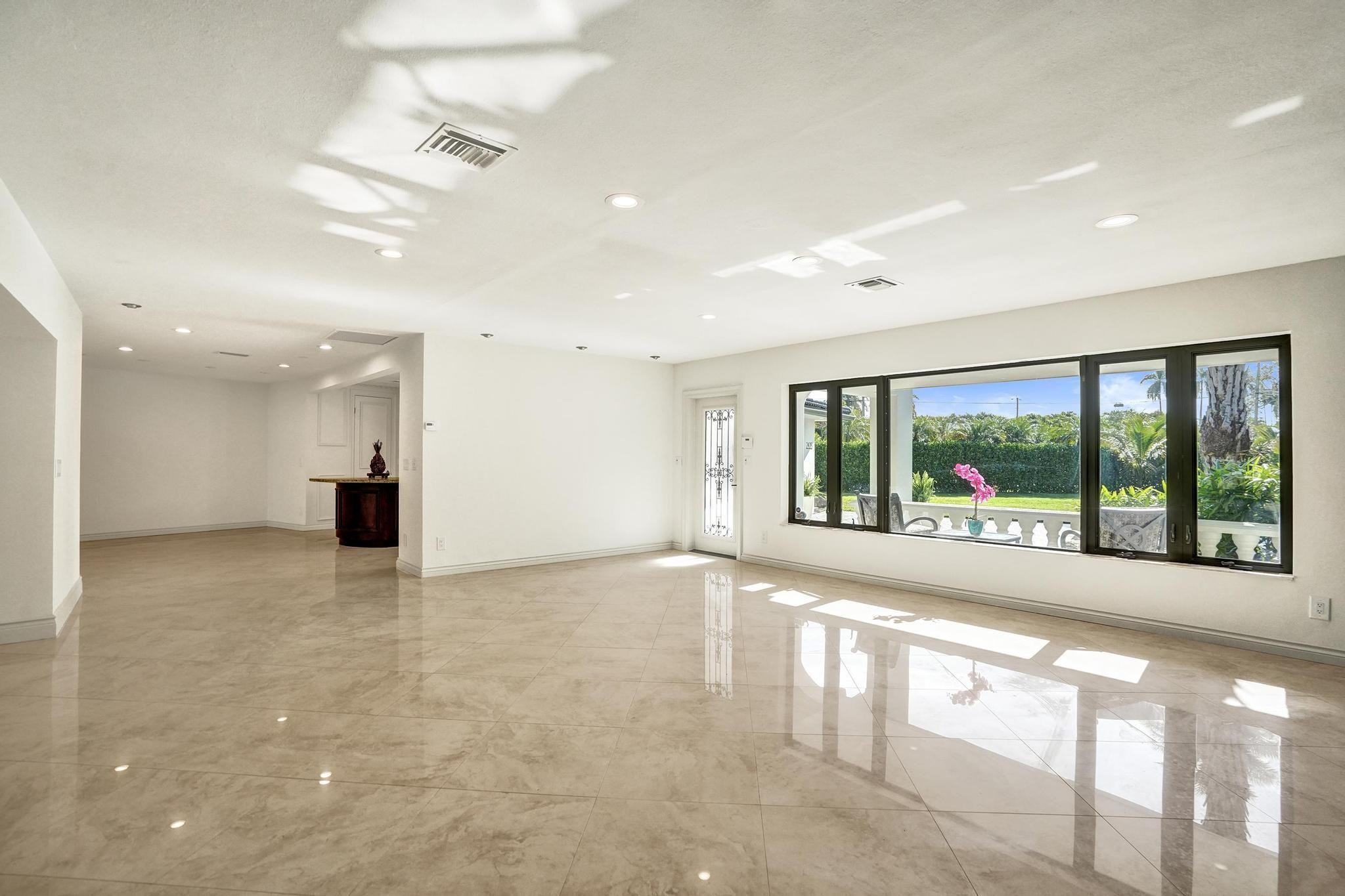 2425 Middle Riv Fort Lauderdale, FL 33305