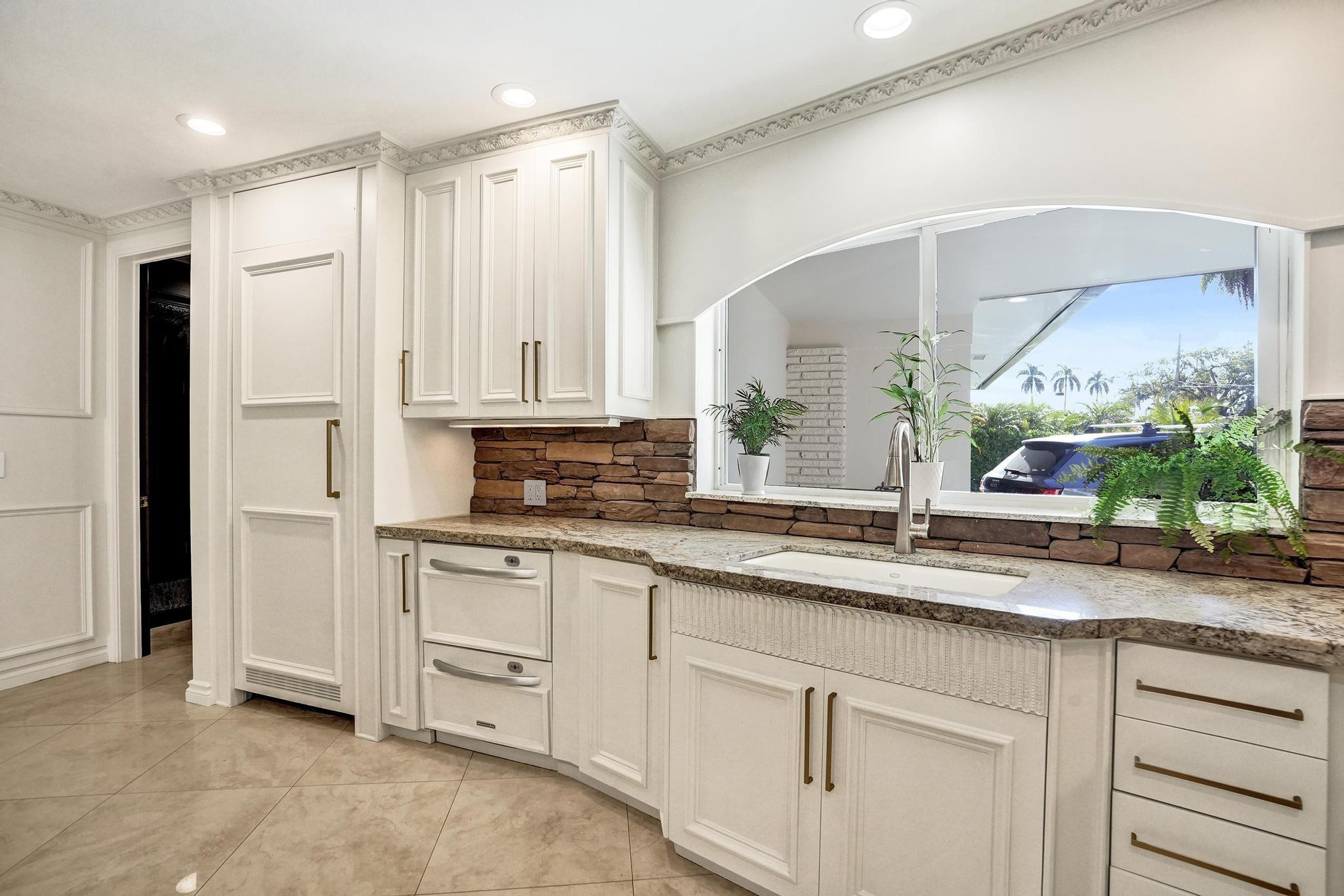 2425 Middle Riv Fort Lauderdale, FL 33305