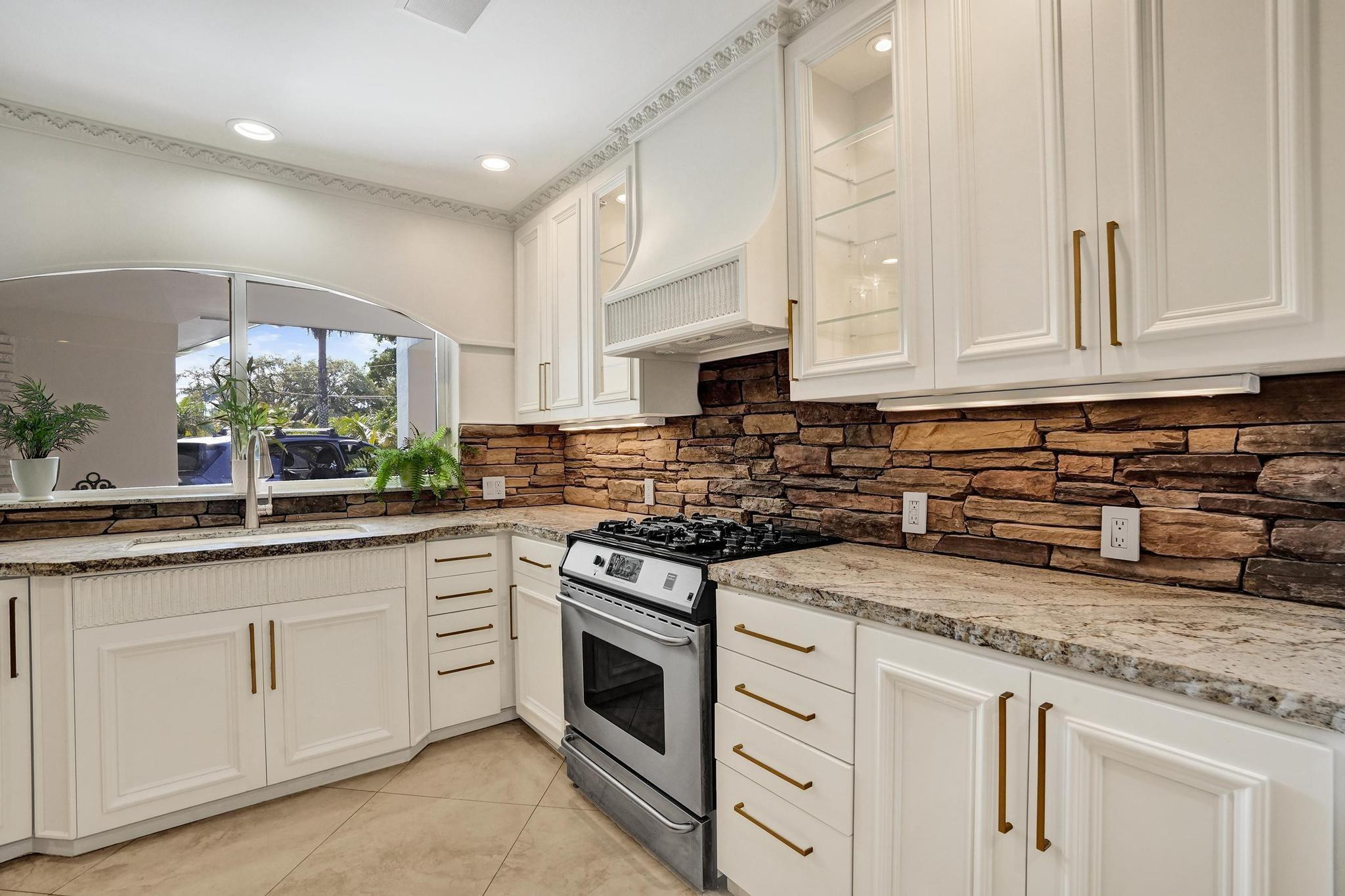 2425 Middle Riv Fort Lauderdale, FL 33305