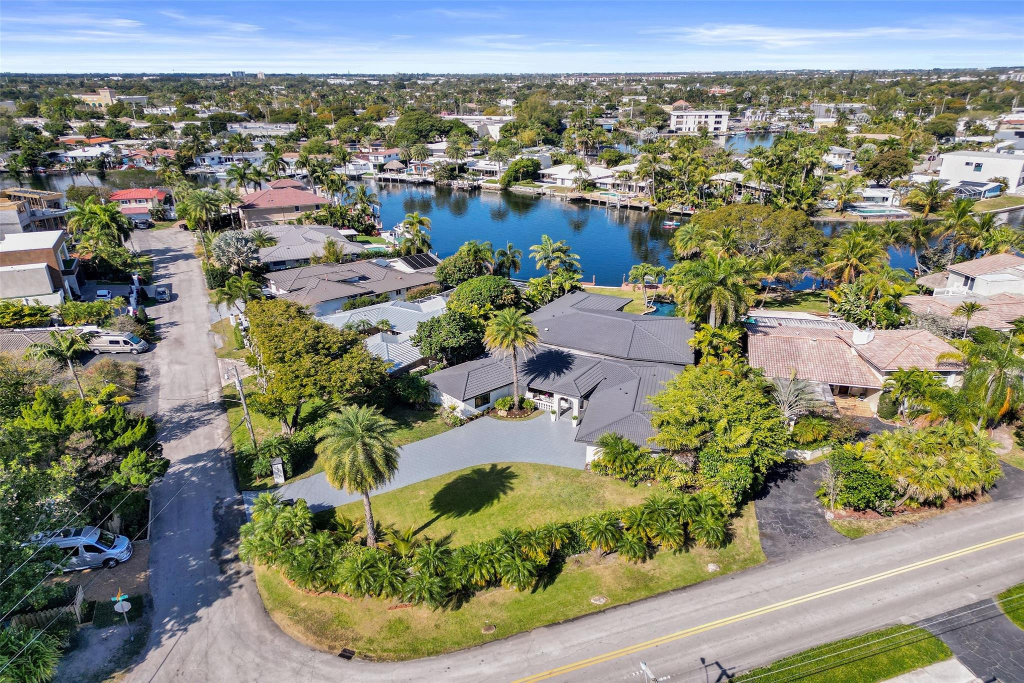 2425 Middle Riv Fort Lauderdale, FL 33305