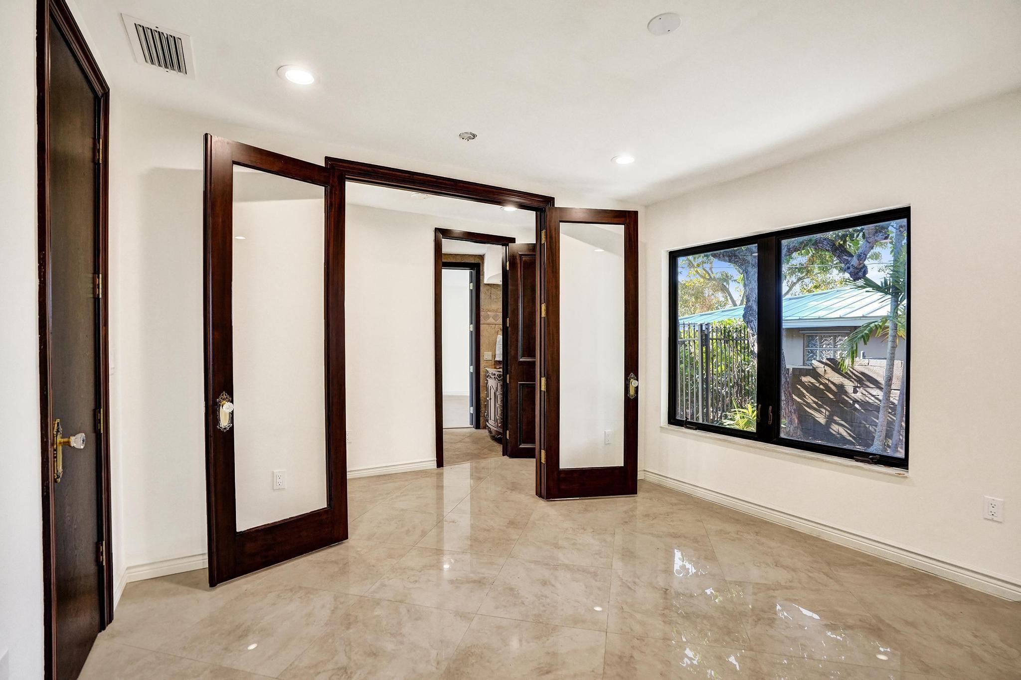 2425 Middle Riv Fort Lauderdale, FL 33305