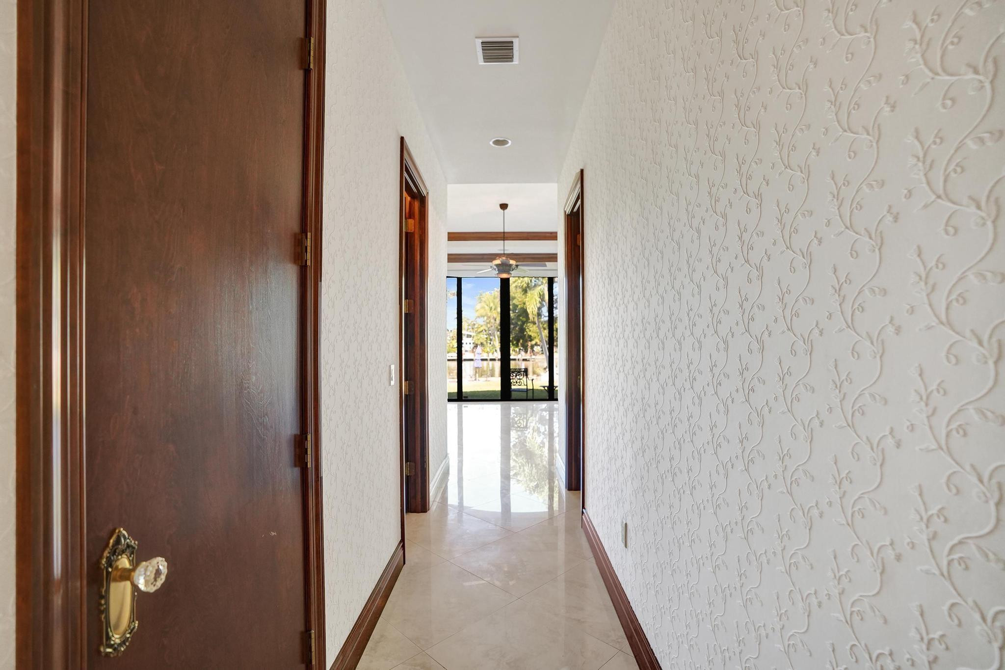 2425 Middle Riv Fort Lauderdale, FL 33305