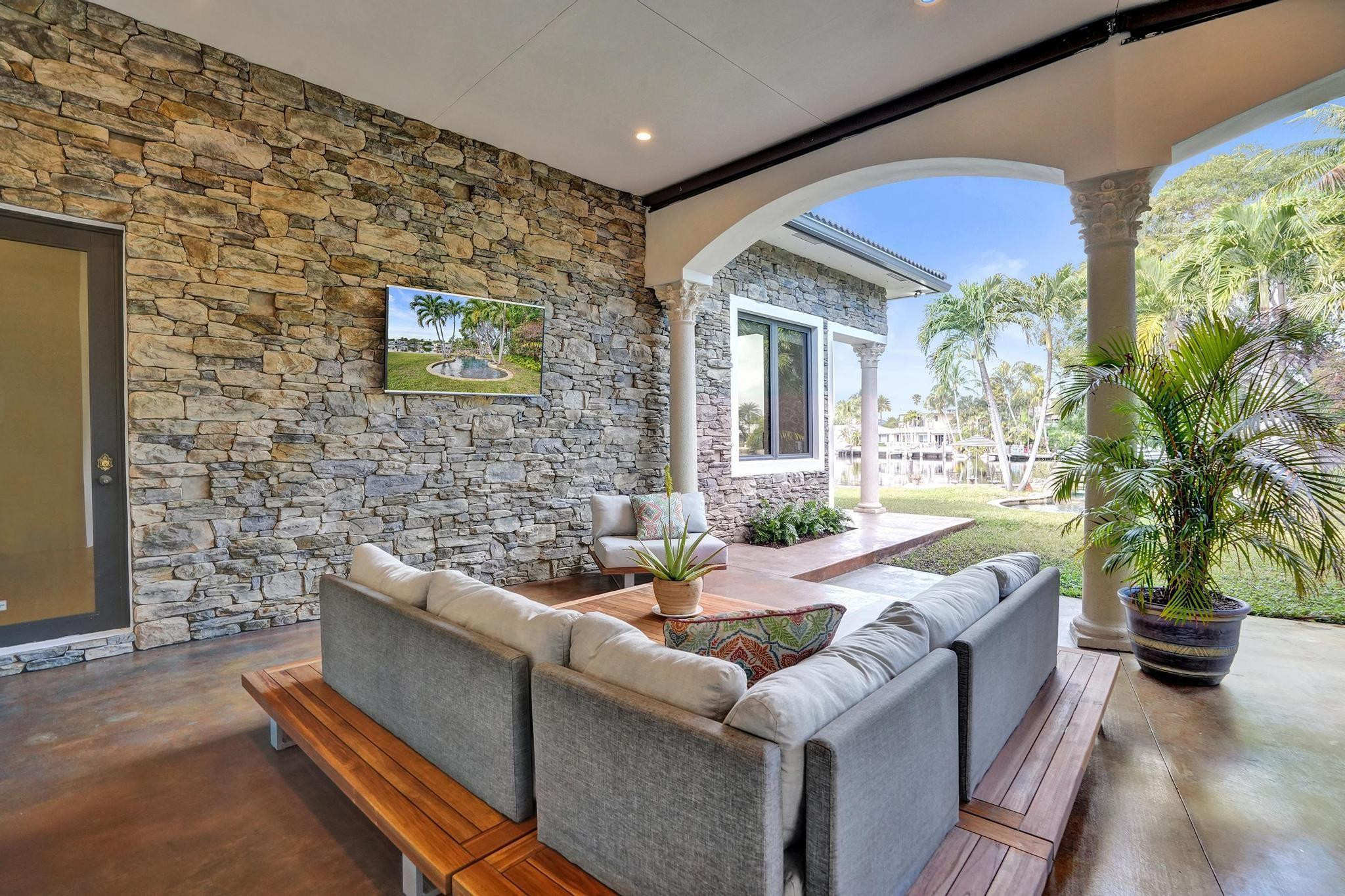 2425 Middle Riv Fort Lauderdale, FL 33305