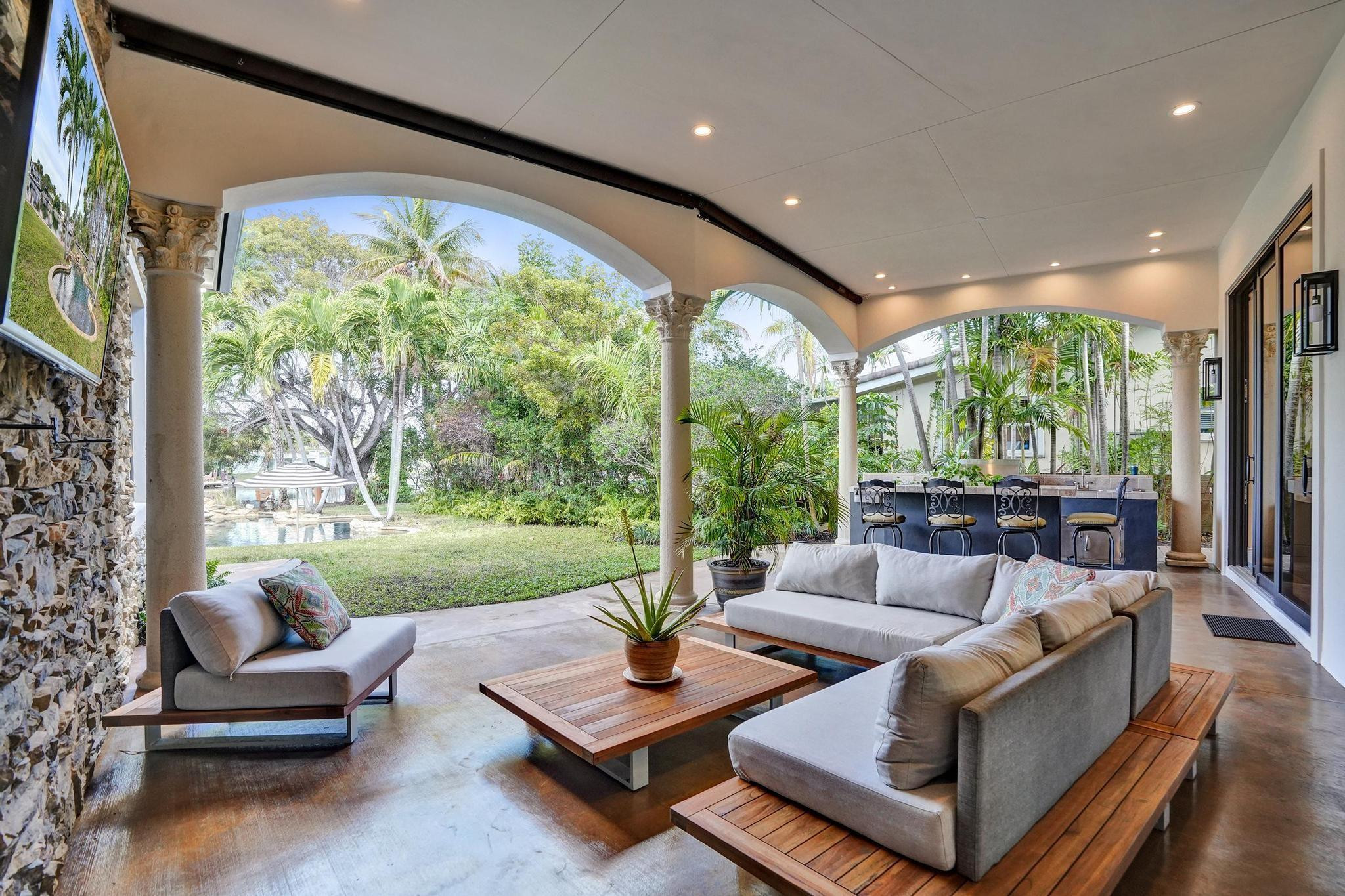 2425 Middle Riv Fort Lauderdale, FL 33305