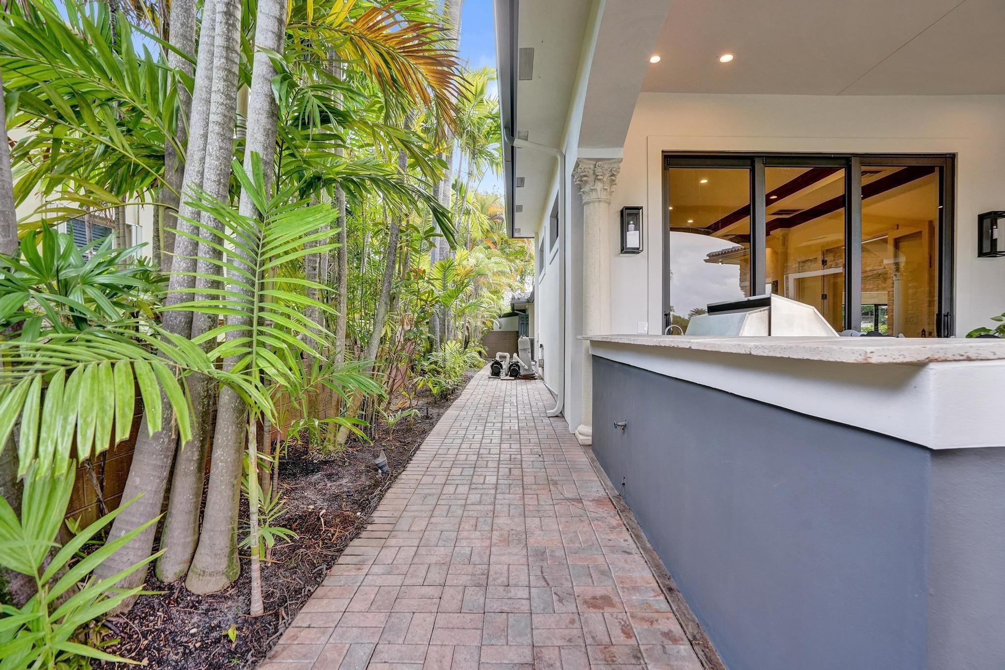 2425 Middle Riv Fort Lauderdale, FL 33305