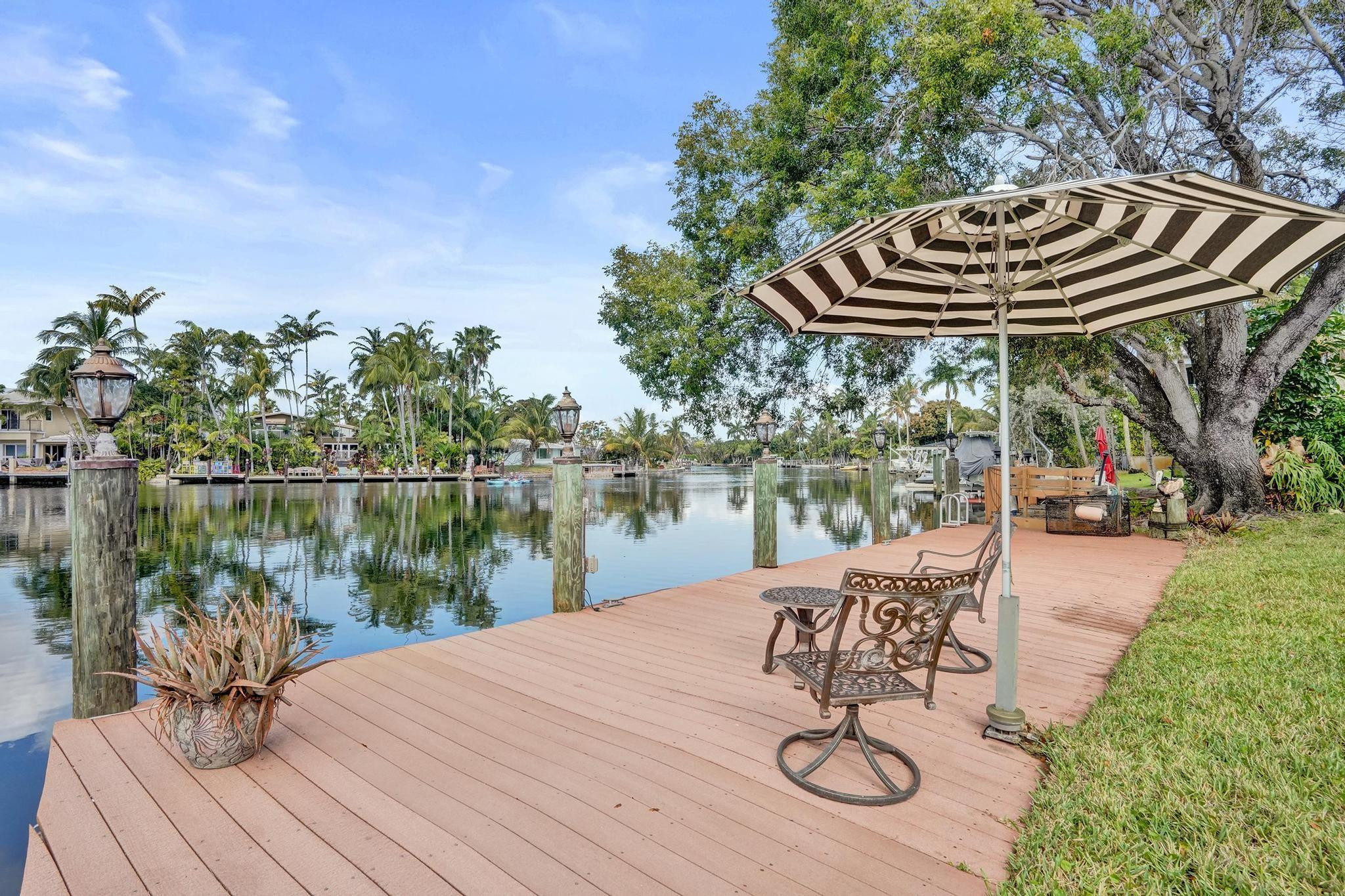 2425 Middle Riv Fort Lauderdale, FL 33305