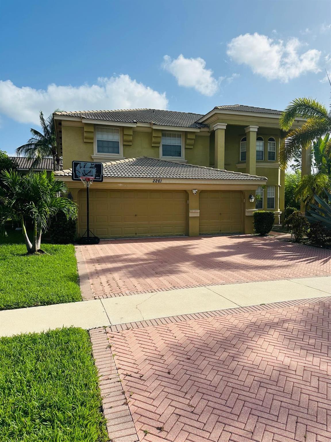 2261 Ridgewood Cir
