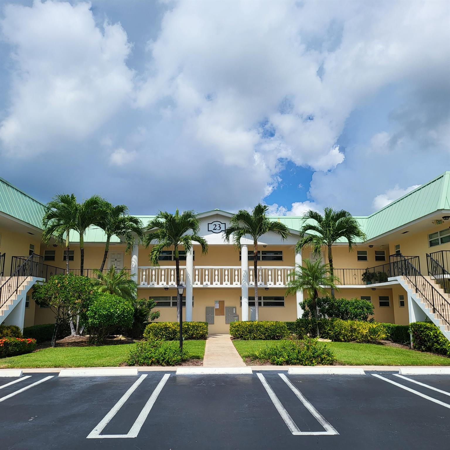 23 Colonial Clb Dr #200