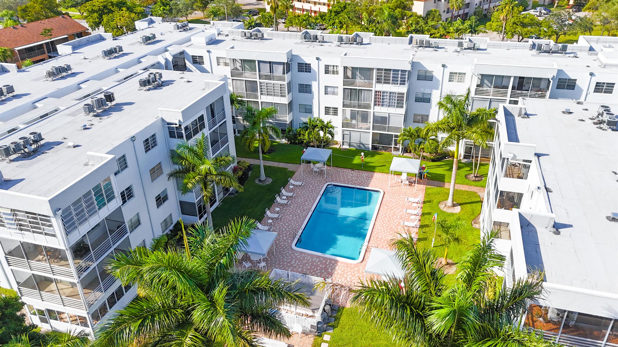 3000 Sunrise Lks Dr #204