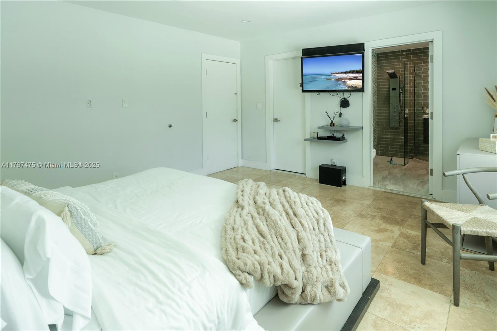 2711 NE 57th Ct Fort Lauderdale, FL 33308