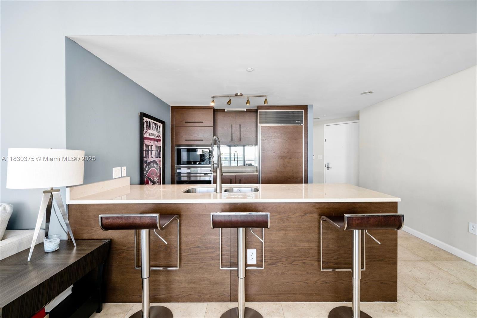 image Iconbrickell Condo No 15