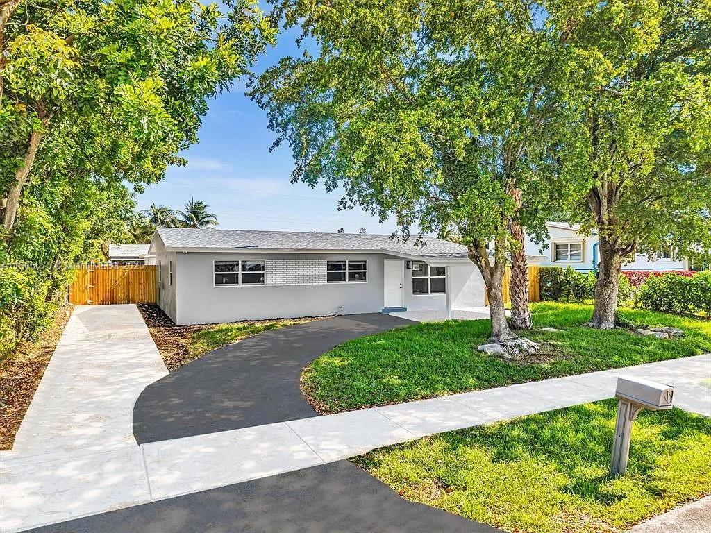 2770 NW 25th St
