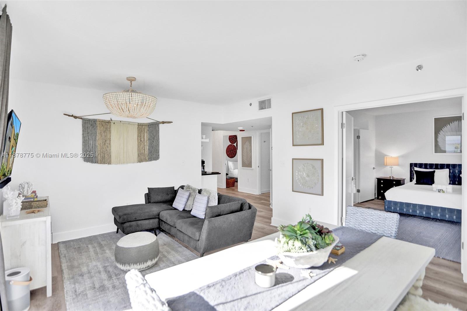 360 Collins Ave #401