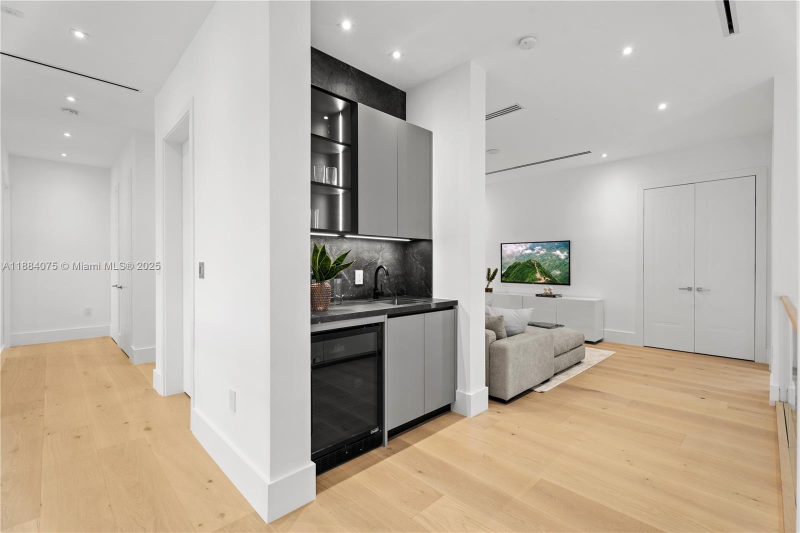 7001 SW 71st Ave Miami, FL 33143