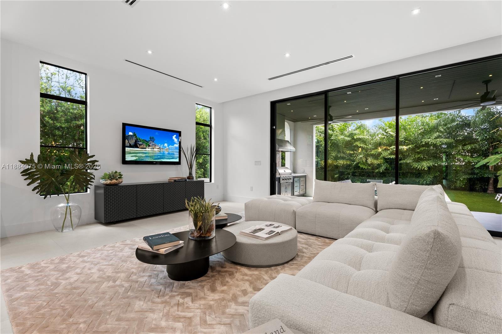 7001 SW 71st Ave Miami, FL 33143