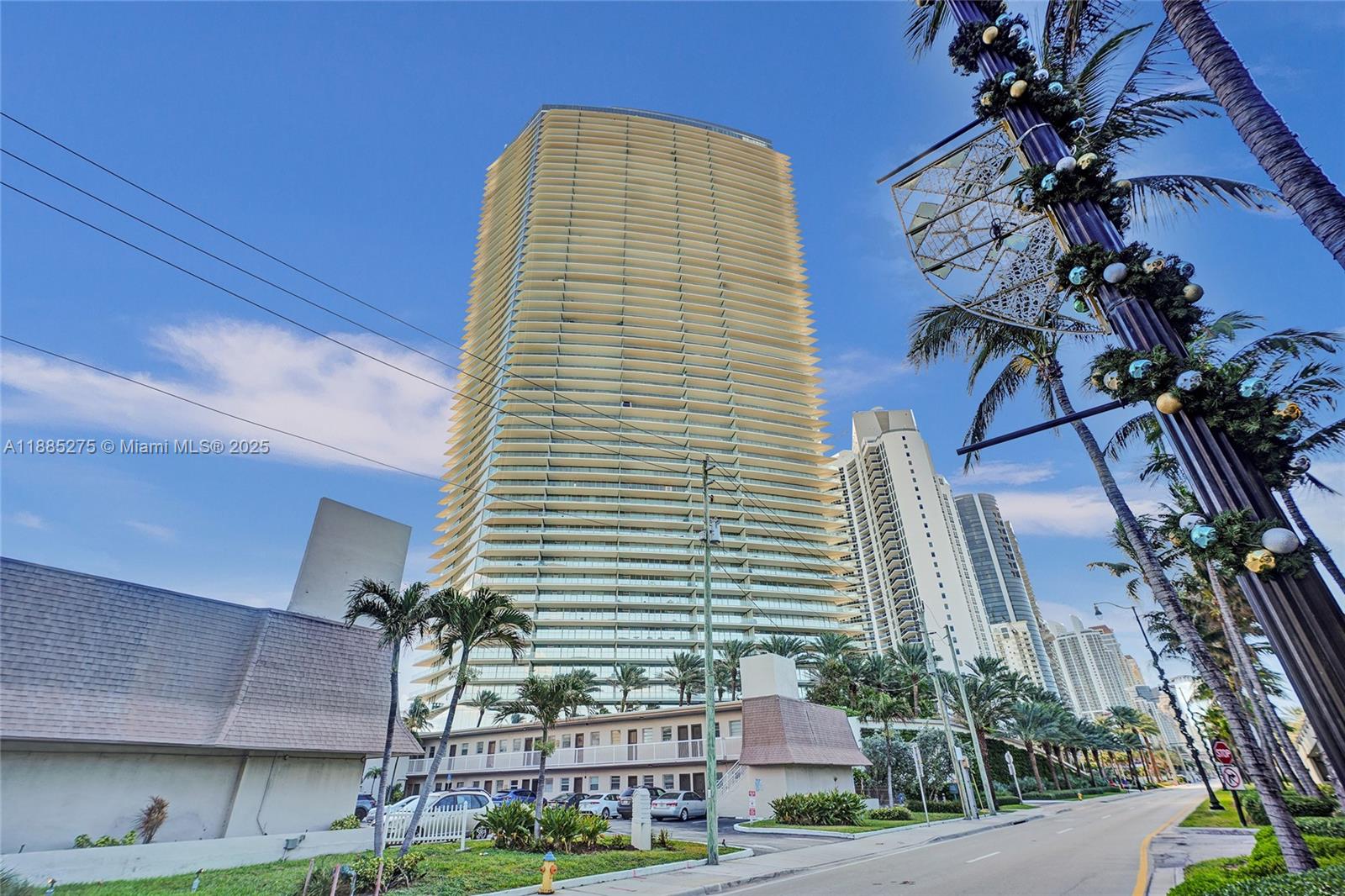 18975 Collins Ave #3000