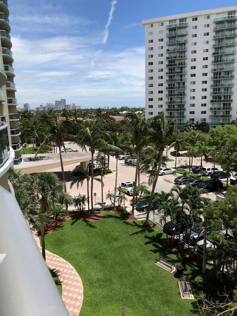 19390 Collins Ave #502