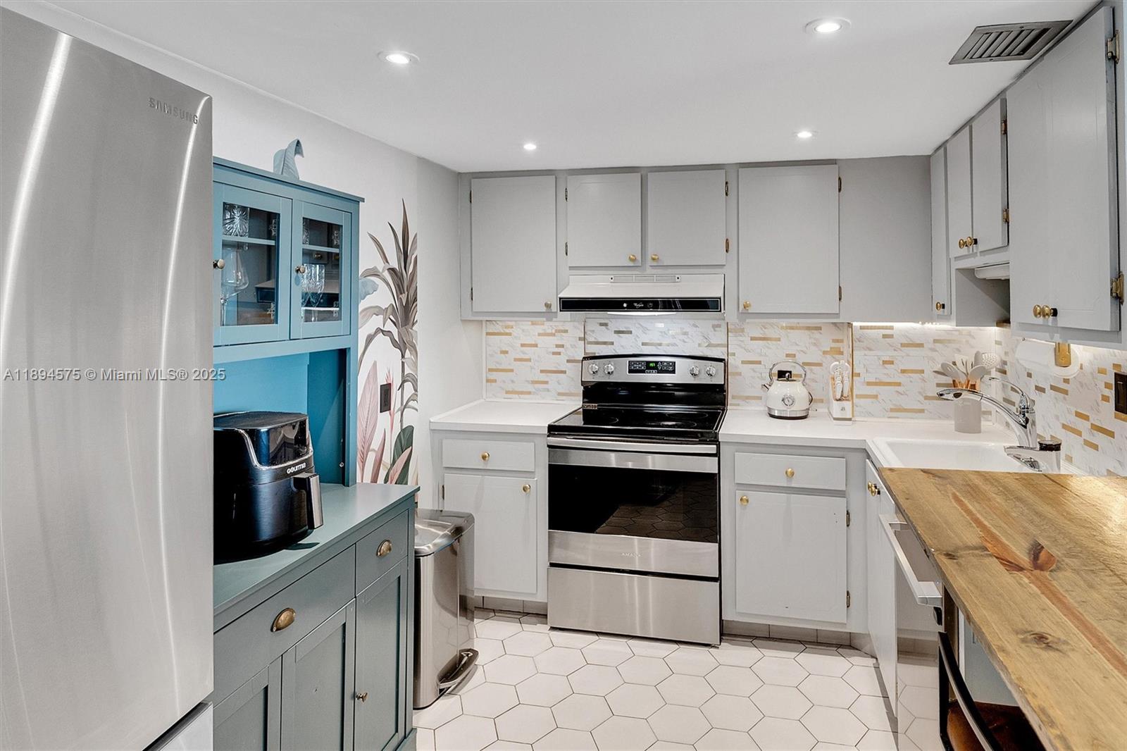 image Arlen House East Condo7