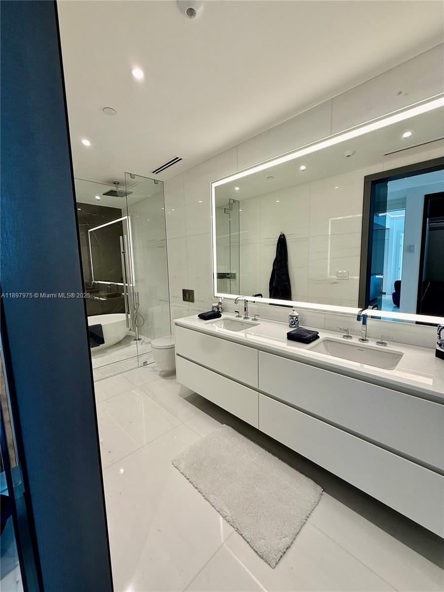 300 Biscayne Blvd Way #2306 Miami, FL 33131