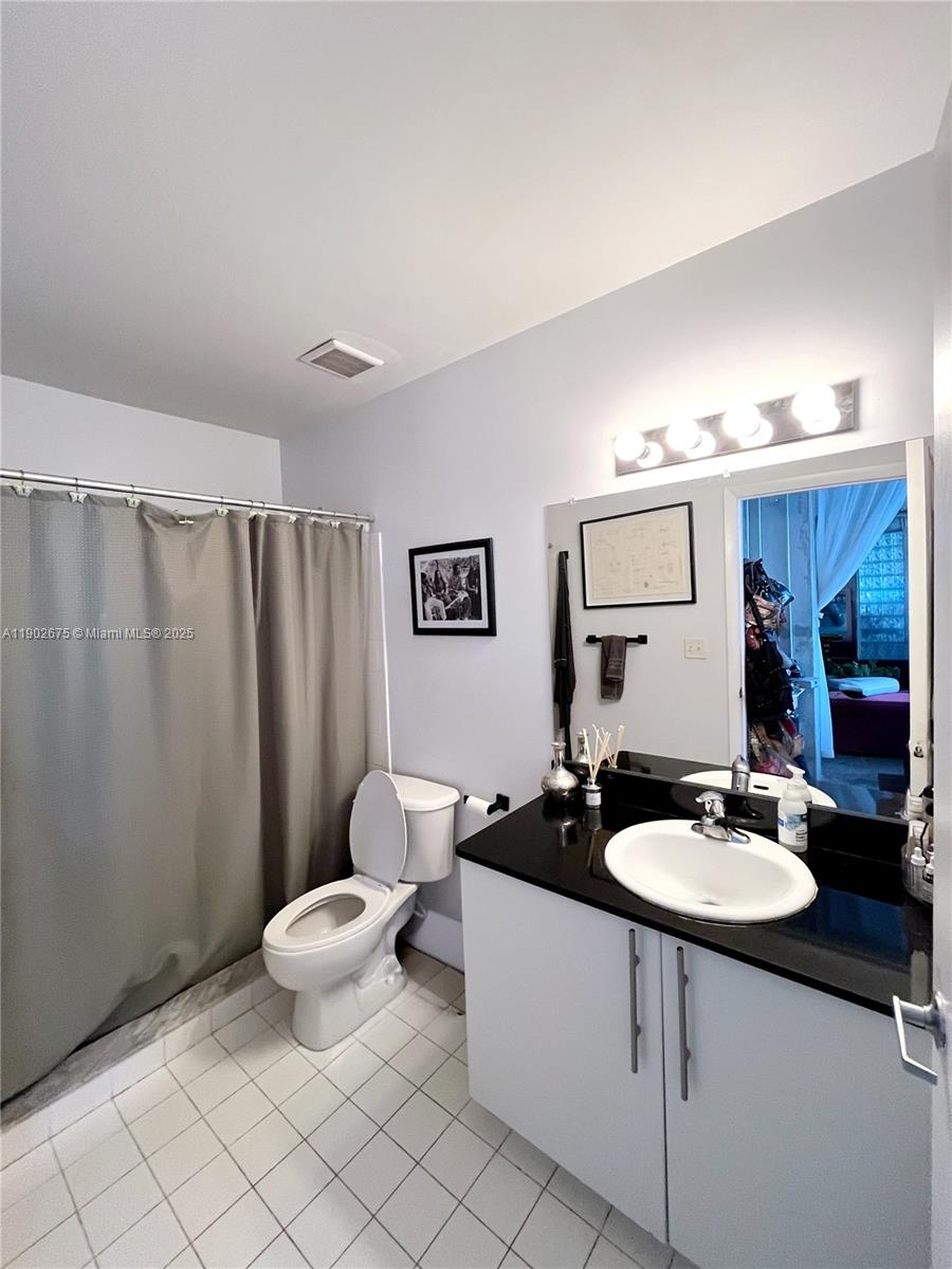 image The Yorker Condominium8