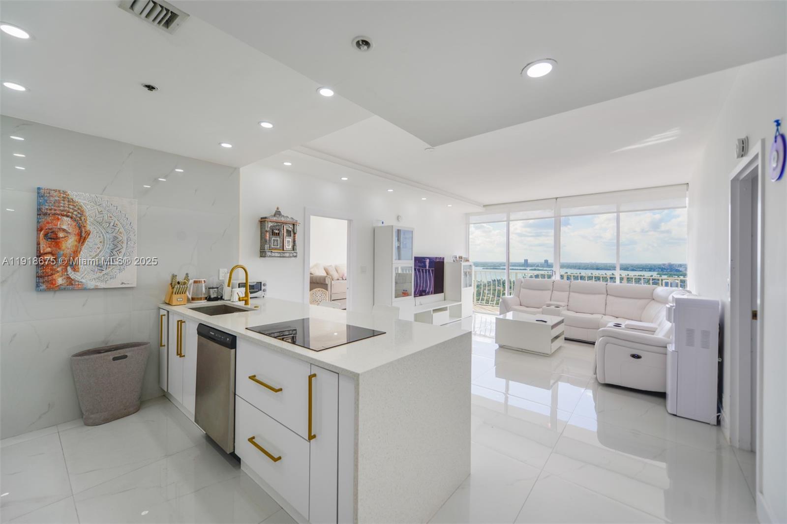 7601 E Treasure Dr #PH103 North Bay Village, FL 33141