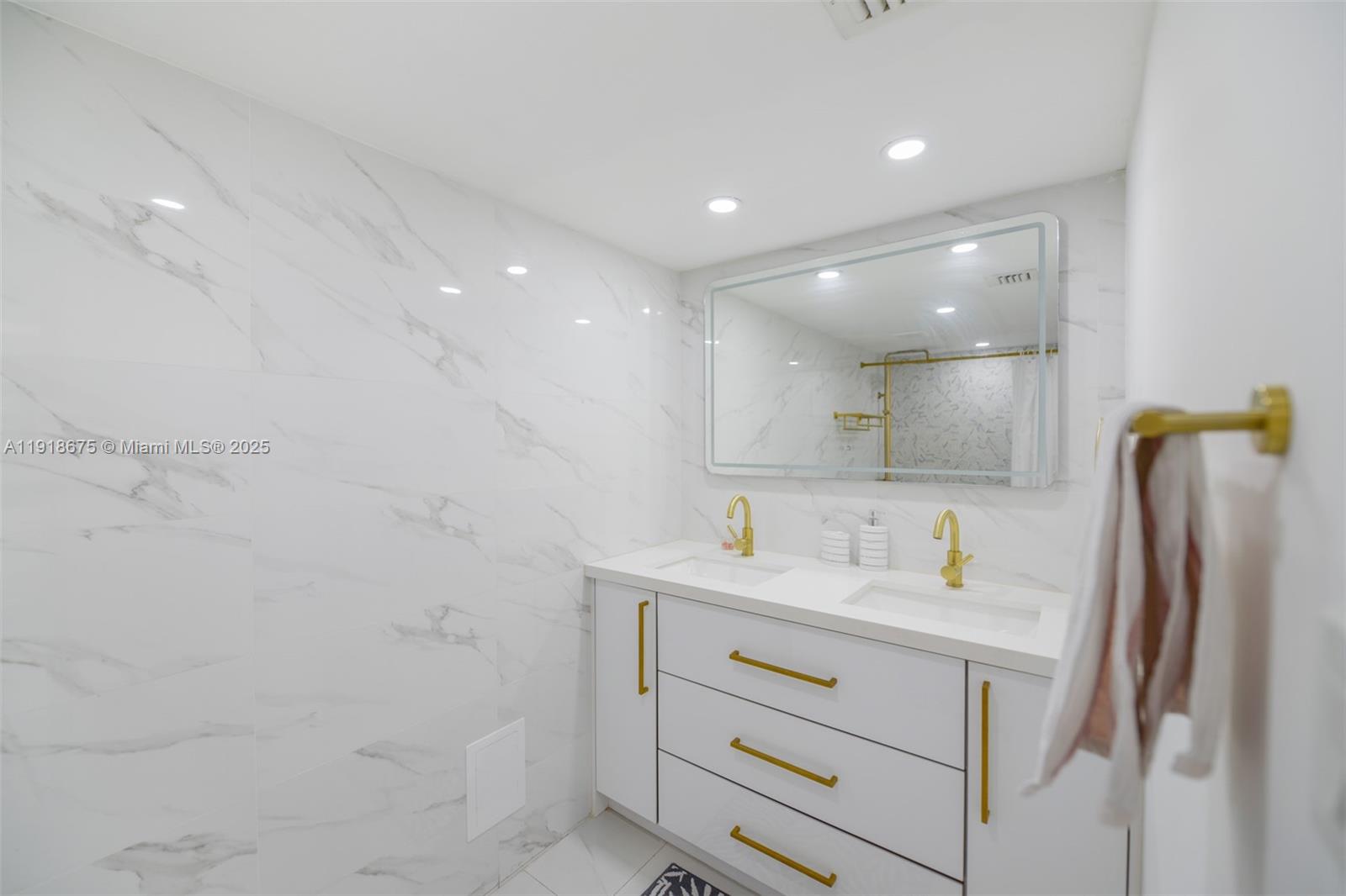 7601 E Treasure Dr #PH103 North Bay Village, FL 33141