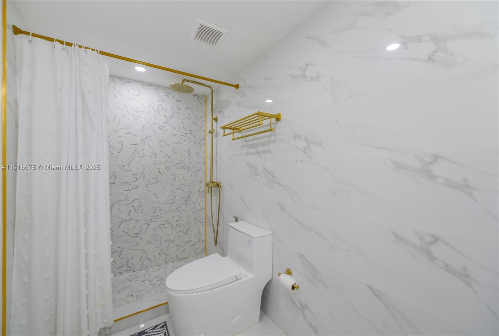 7601 E Treasure Dr #PH103 North Bay Village, FL 33141