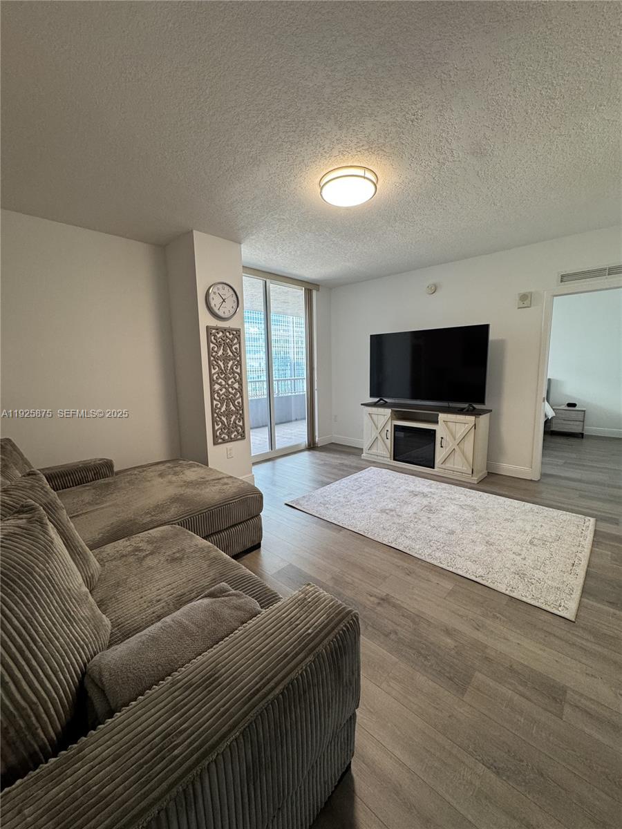 170 SE 14th St #1906 Miami, FL 33131