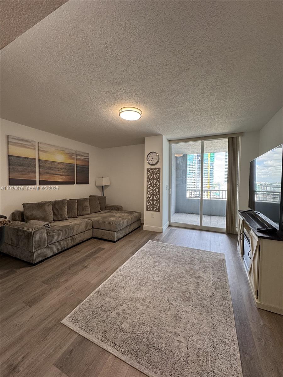 170 SE 14th St #1906 Miami, FL 33131