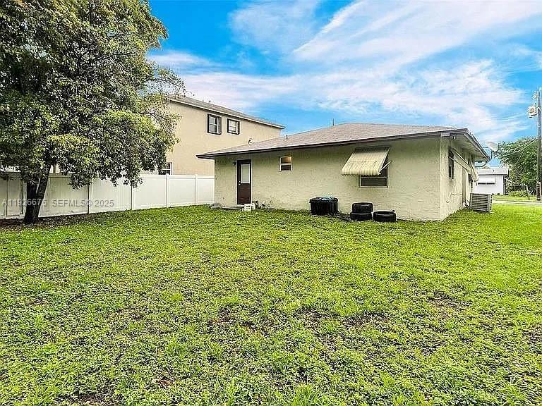 121 NW 7th Ave Dania Beach, FL 33004