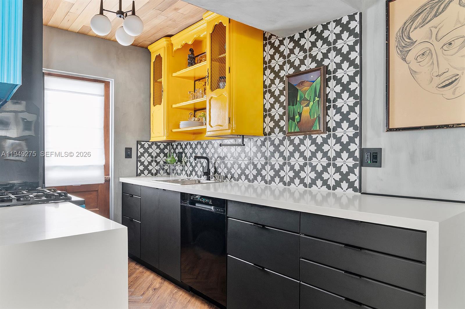 2858 Pine Tree Dr #4 Miami Beach, FL 33140