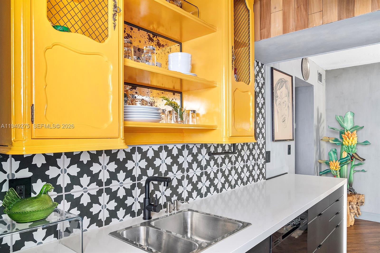 2858 Pine Tree Dr #4 Miami Beach, FL 33140