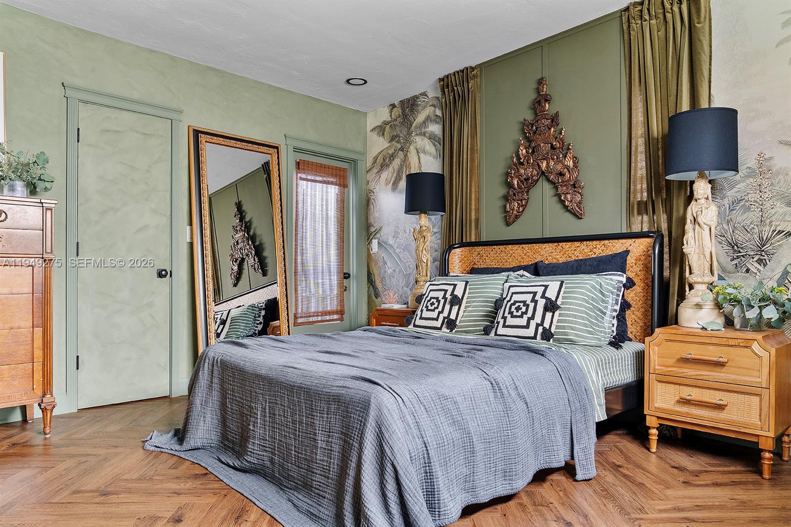 2858 Pine Tree Dr #4 Miami Beach, FL 33140