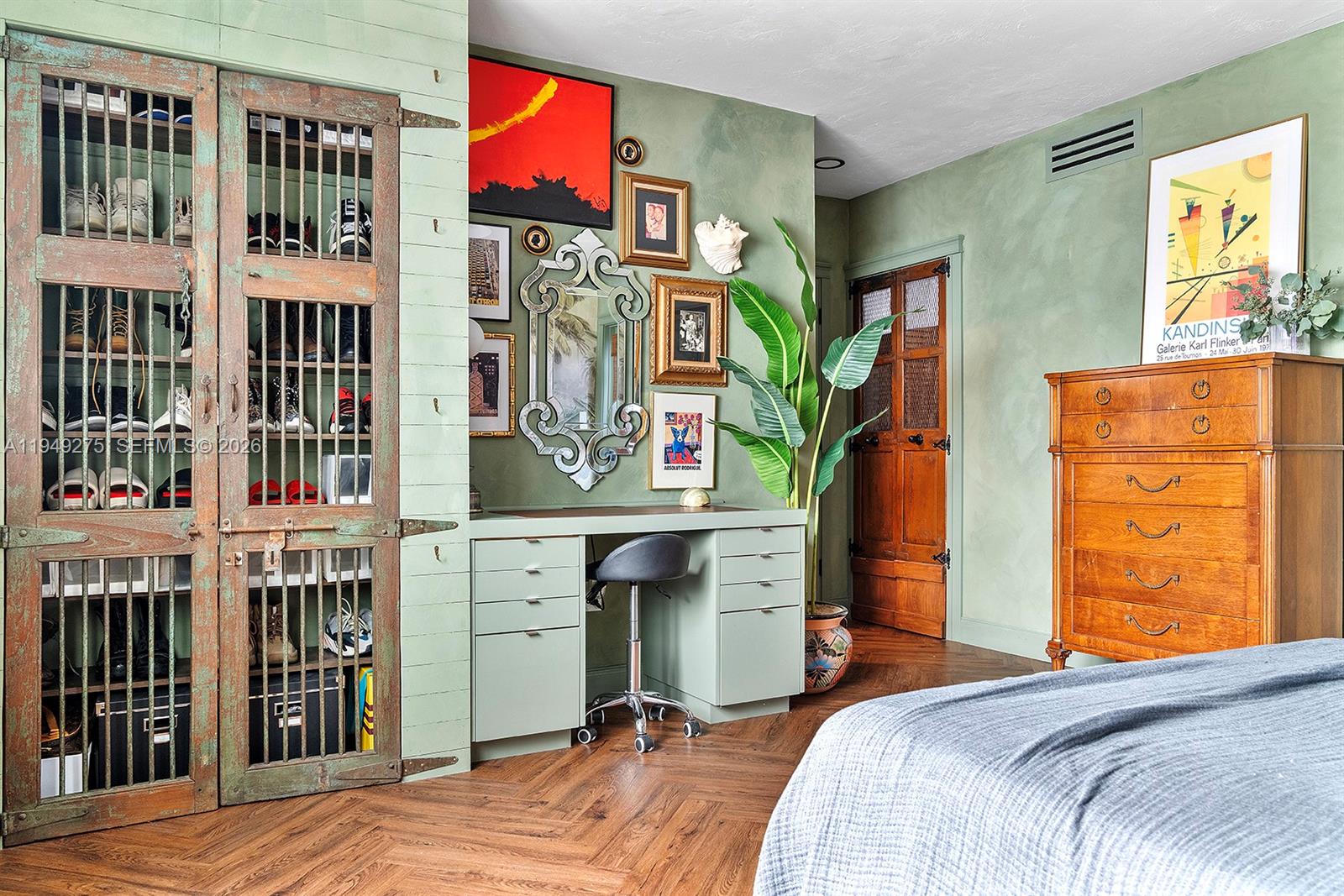 2858 Pine Tree Dr #4 Miami Beach, FL 33140