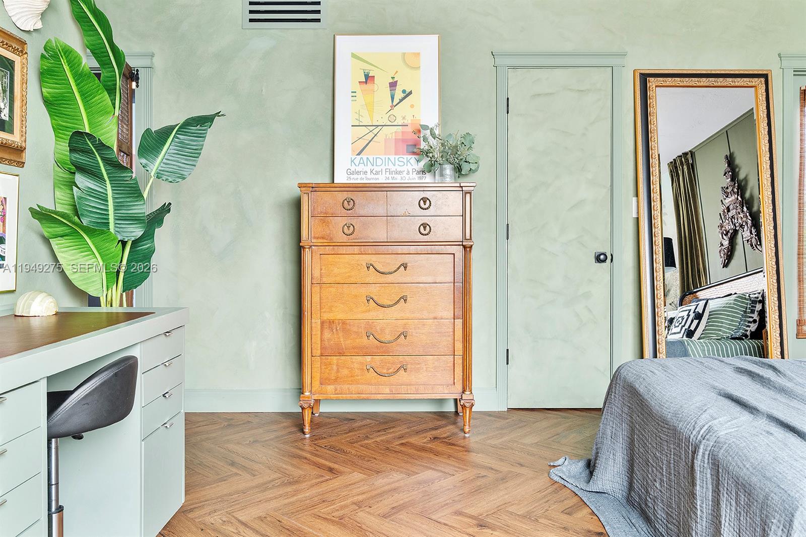 2858 Pine Tree Dr #4 Miami Beach, FL 33140