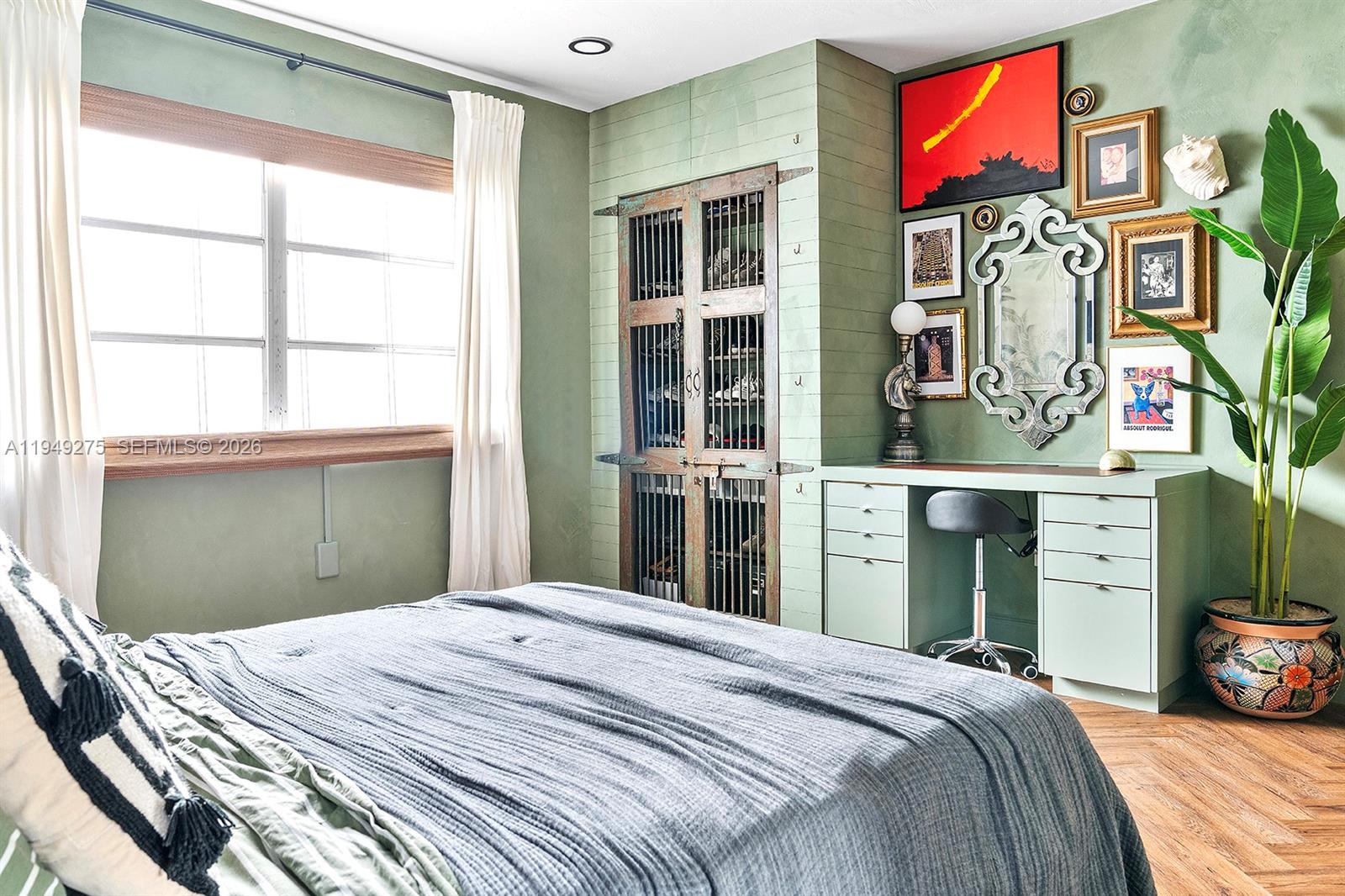 2858 Pine Tree Dr #4 Miami Beach, FL 33140