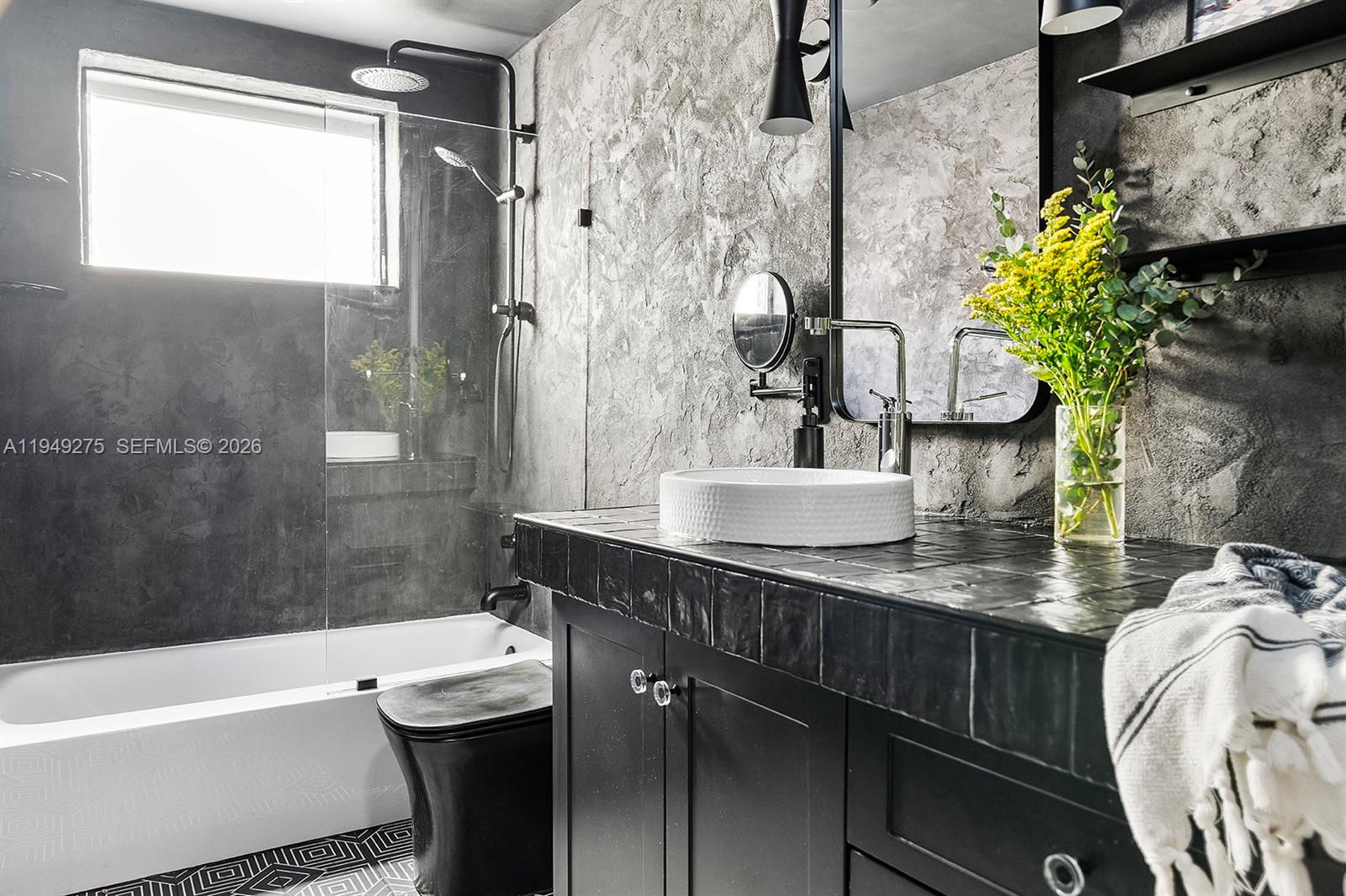 2858 Pine Tree Dr #4 Miami Beach, FL 33140