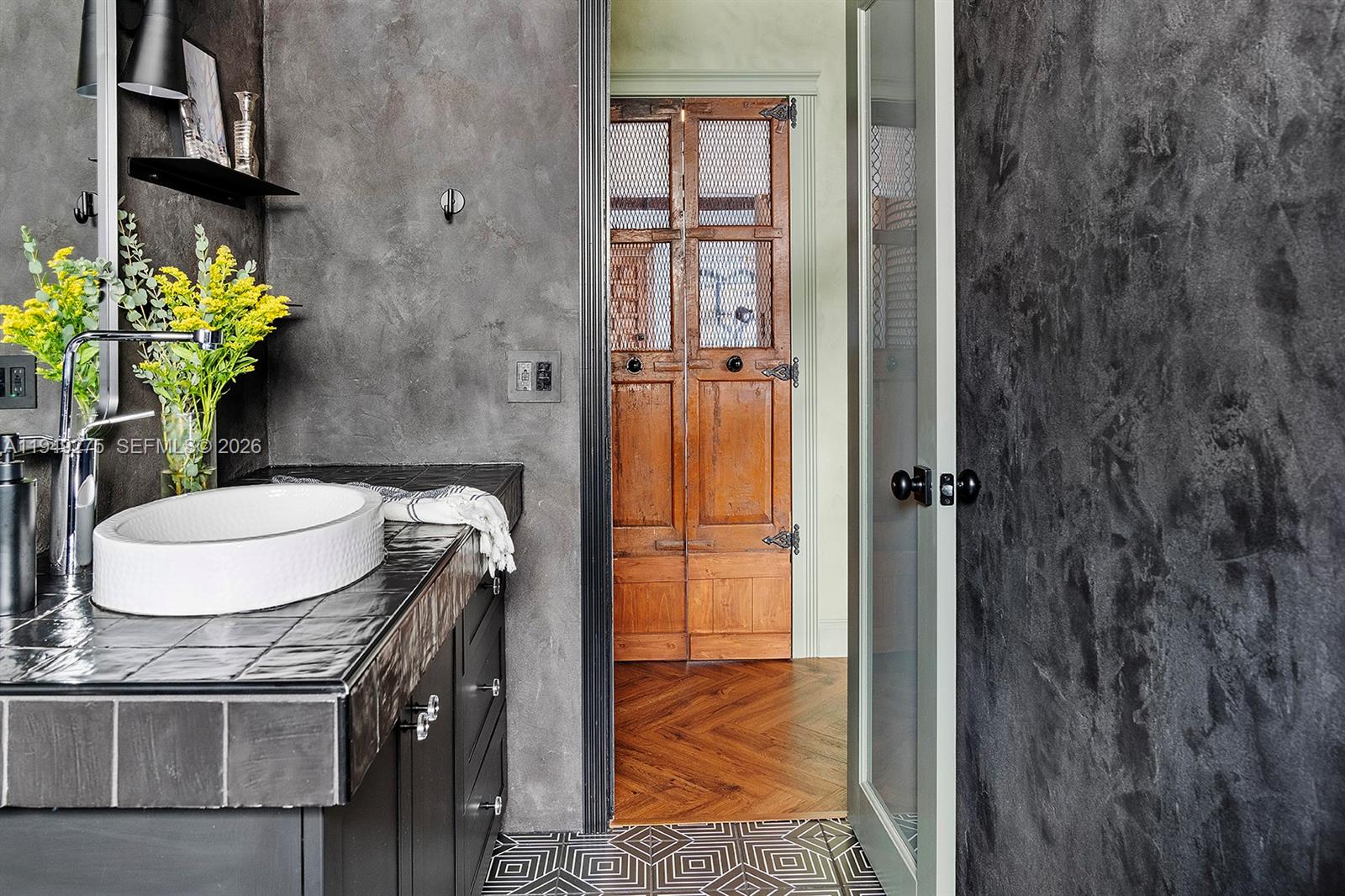 2858 Pine Tree Dr #4 Miami Beach, FL 33140