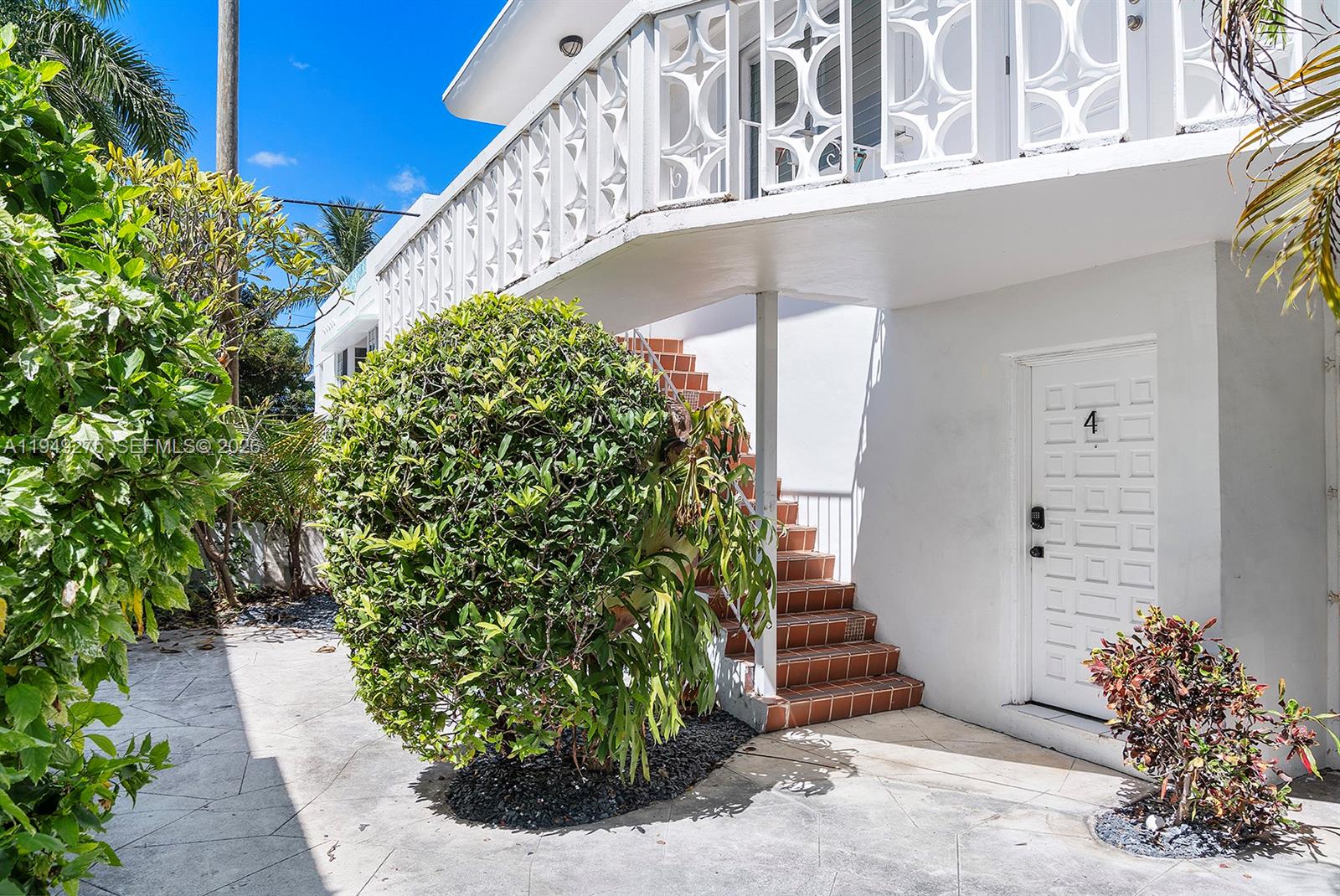 2858 Pine Tree Dr #4 Miami Beach, FL 33140