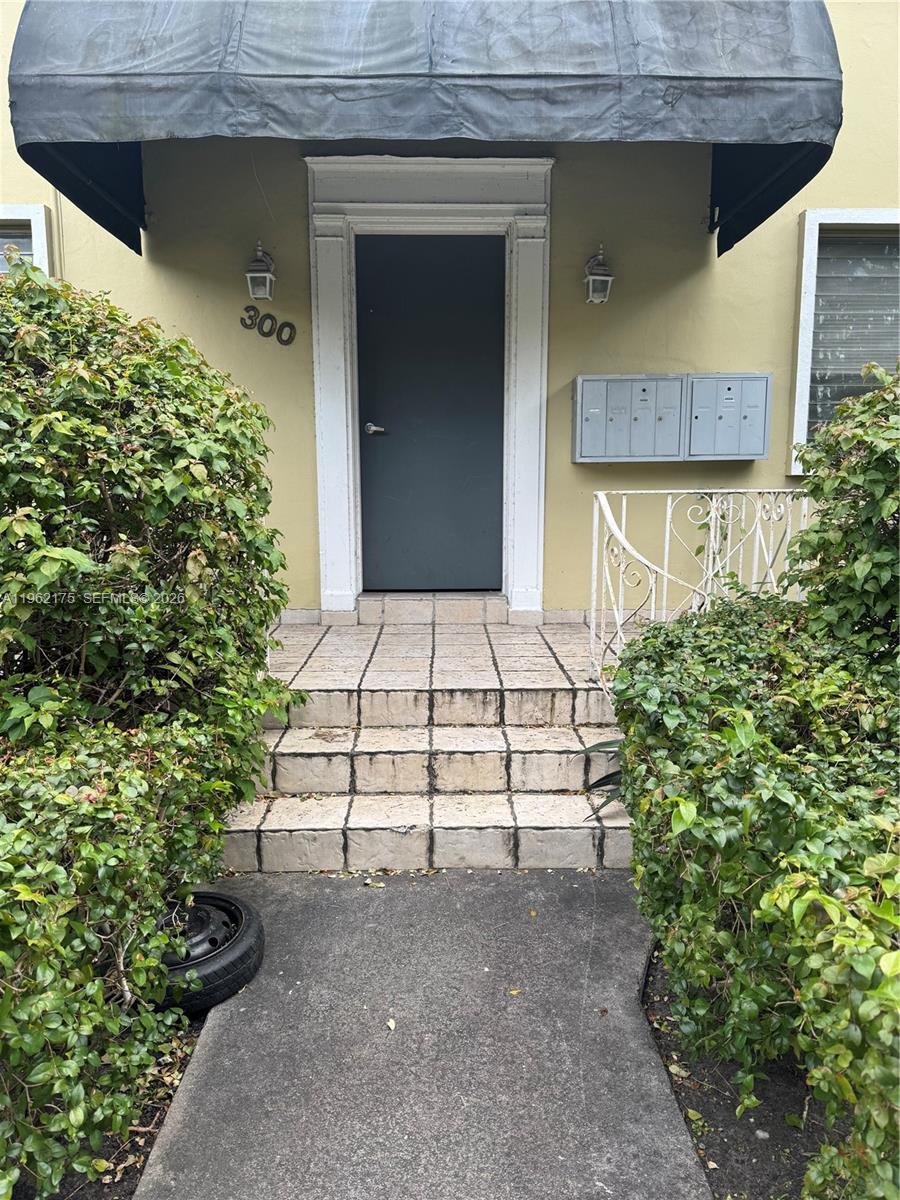 300 Mendoza Ave #2 Coral Gables, FL 33134