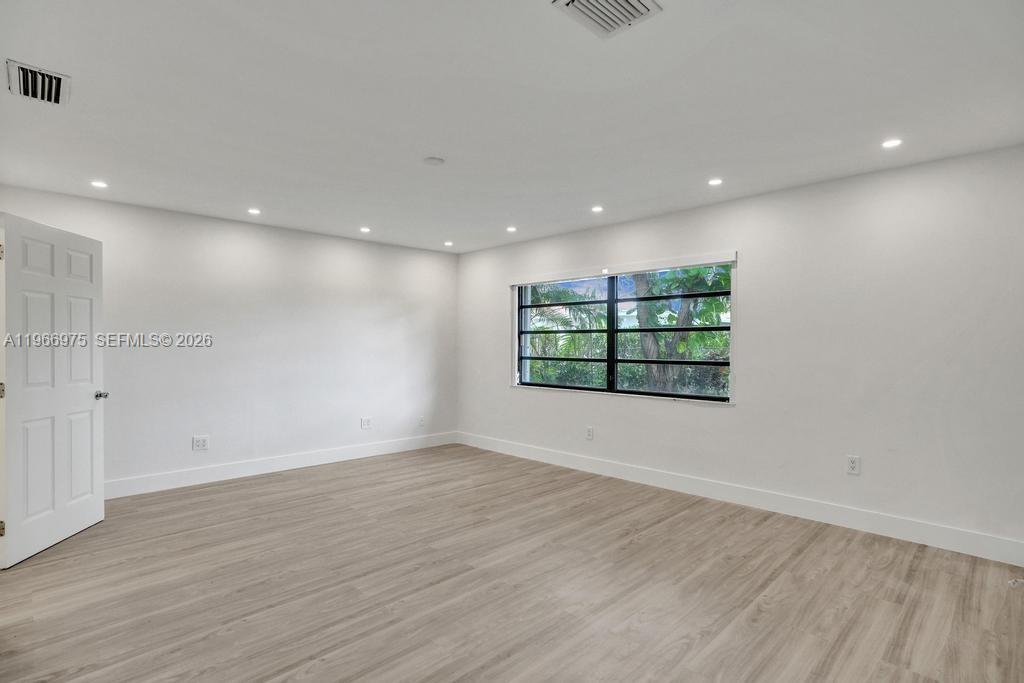 19710 NE 23rd Ave Miami, FL 33180