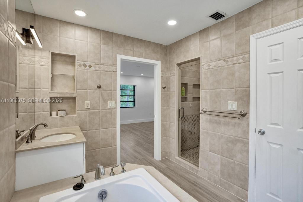 19710 NE 23rd Ave Miami, FL 33180