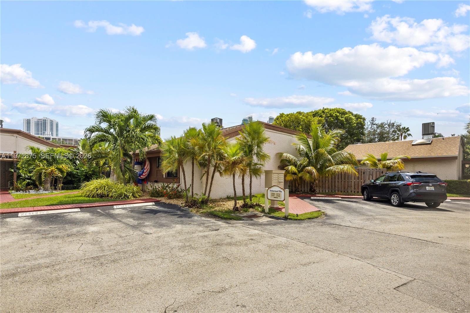 2731 S Parkview Dr Hallandale Beach, FL 33009