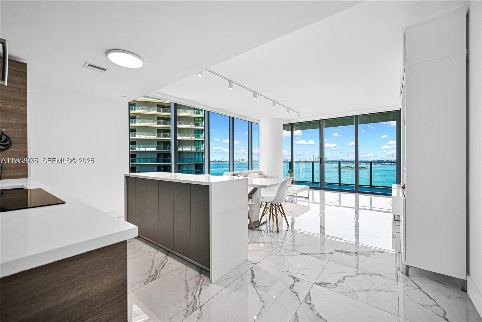 650 NE 32nd St #2007