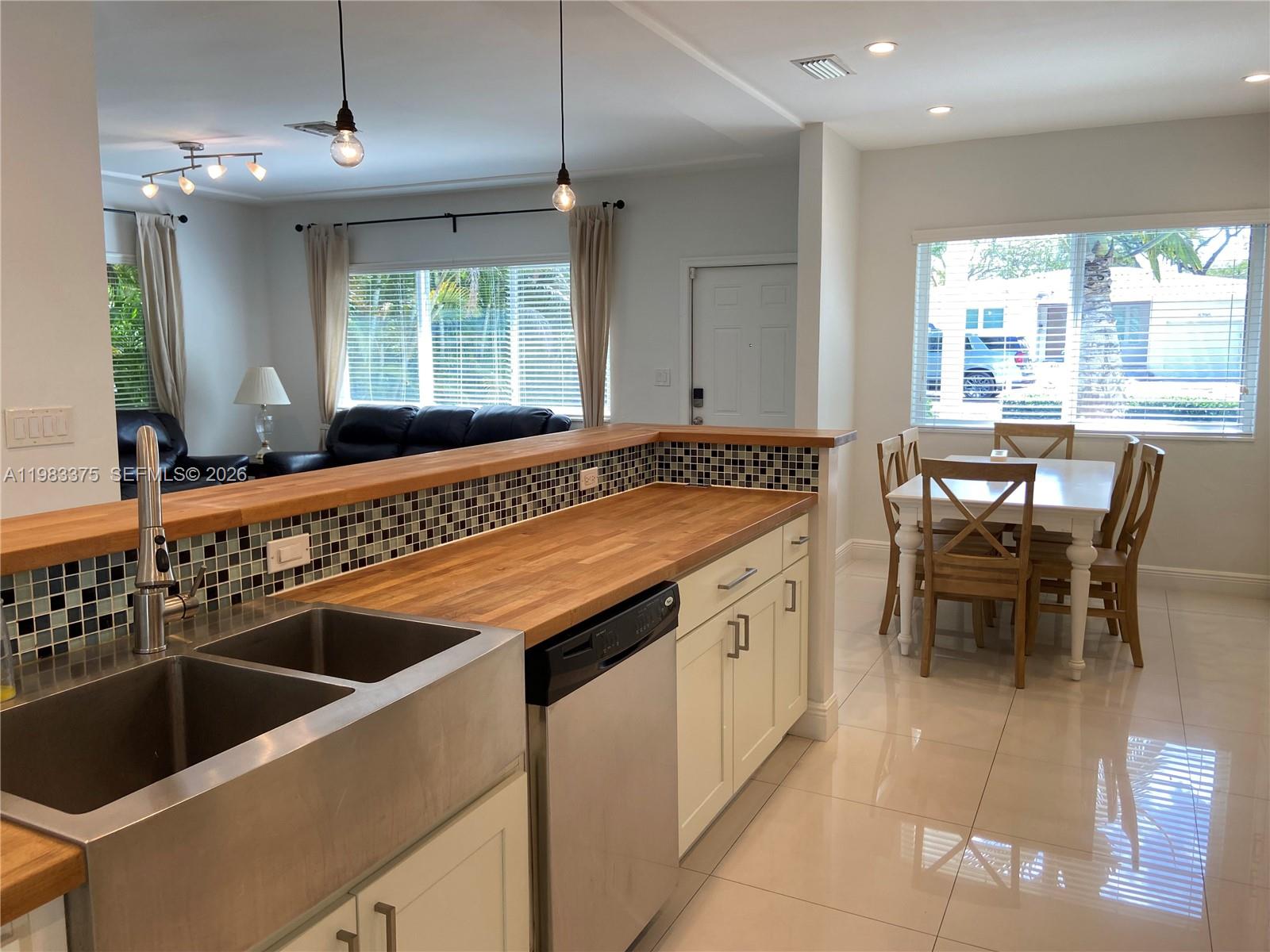 5767 SW 35th St Miami, FL 33155