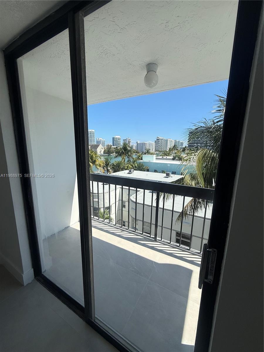 6937 Bay Dr Miami Beach, FL 33141