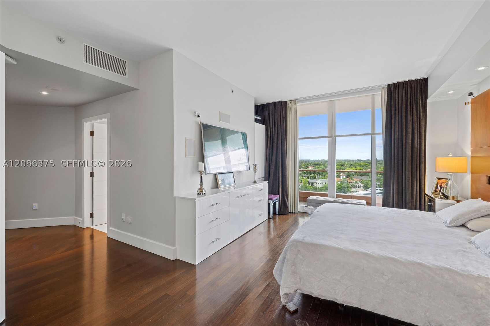 60 Edgewater Dr #9D Coral Gables, FL 33133