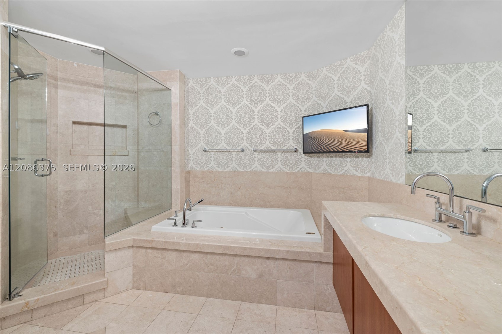 60 Edgewater Dr #9D Coral Gables, FL 33133